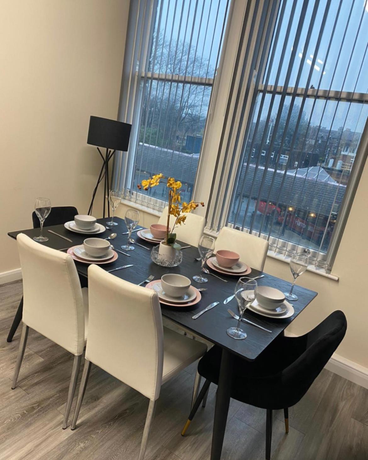 Betty'S Apartment- Metres From Train Station Harrogate Exteriör bild